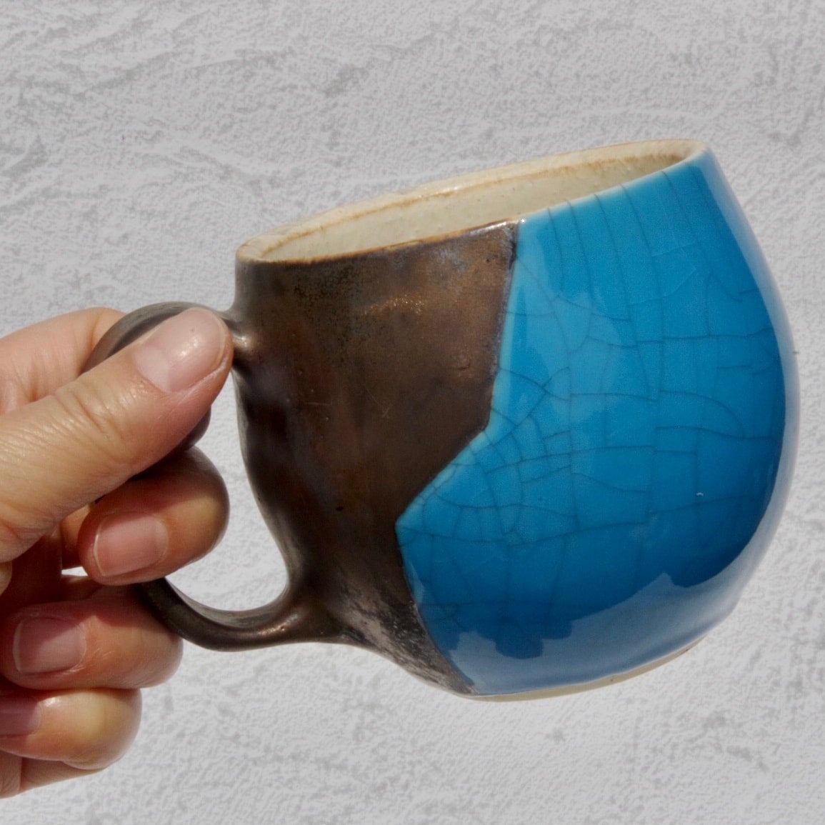 やちむん【空〜KOO〜】刻マグカップ・ブルー | やちむんと暮らしの道具mano